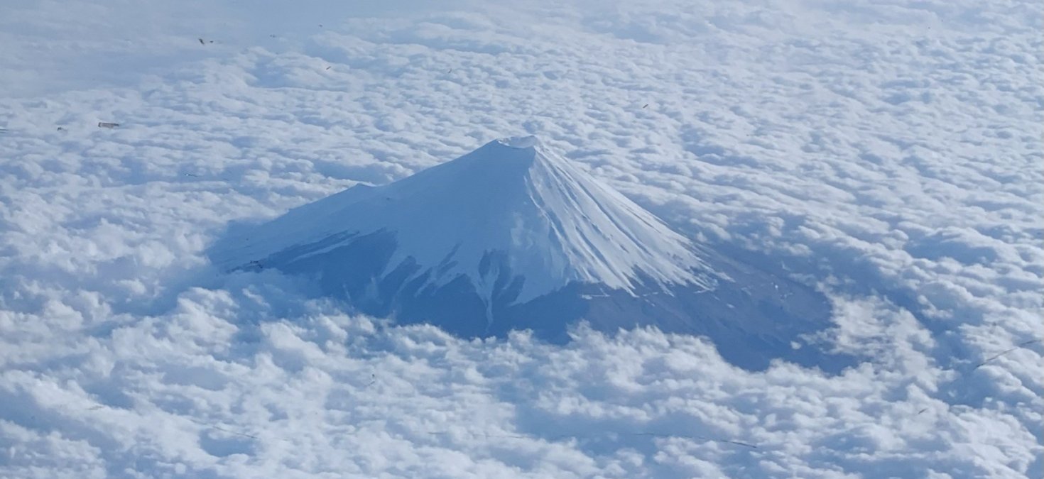 mt fuji in clouds