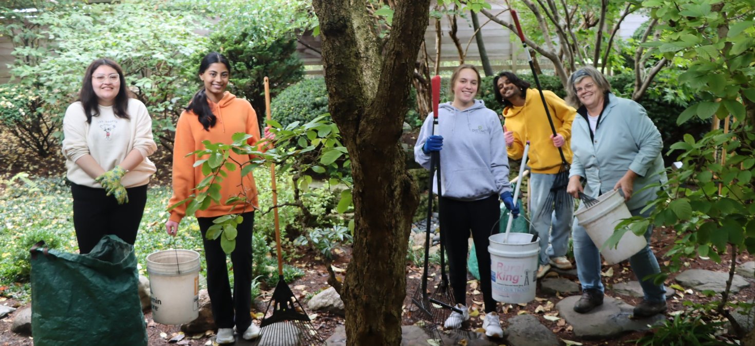 APO students and Susan in the gardens